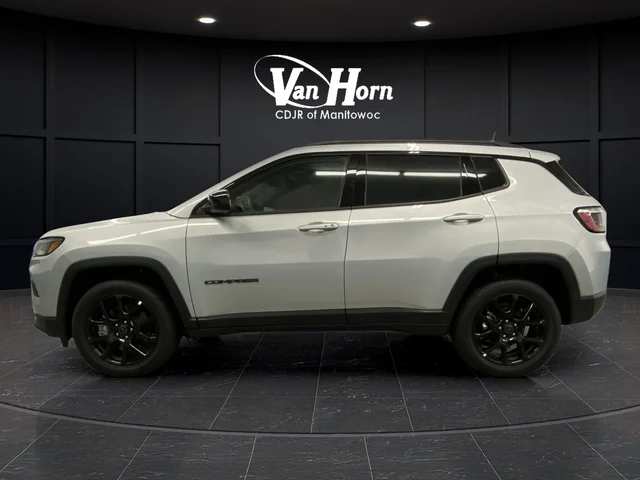 New 2026 Silver Zynith Metallic Clearcoat Jeep Latitude image 12
