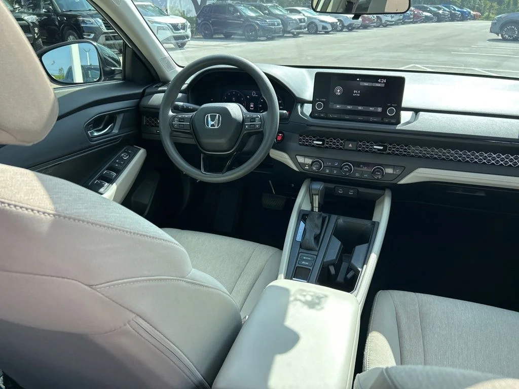 Used 2025 Platinum White Pearl Honda SE image 9
