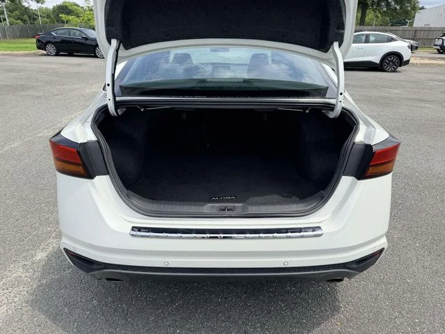 Used 2021 White Nissan 2.5 SR image 12