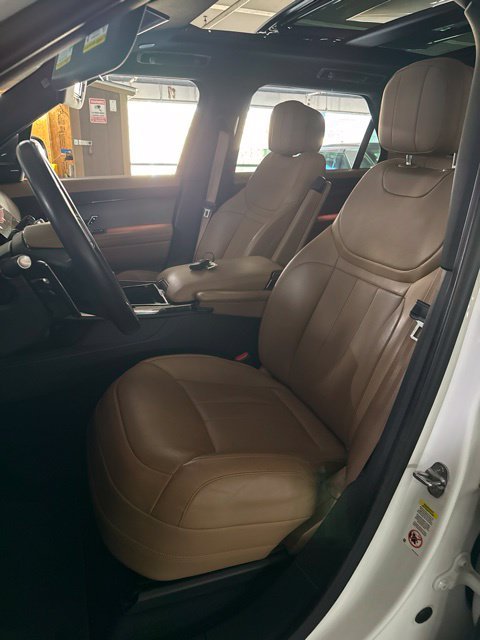 Used 2025 White Land Rover SE image 5