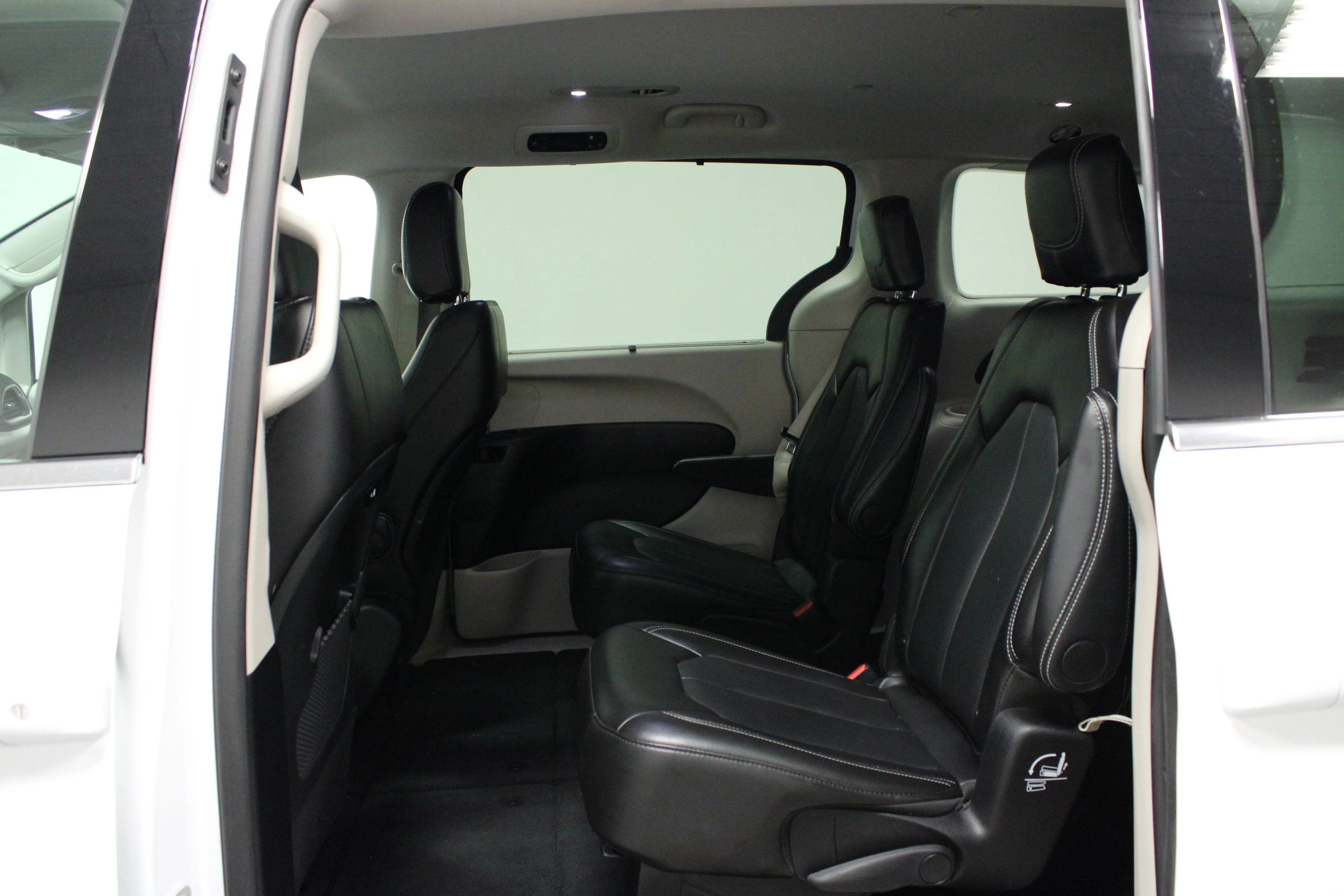 Used 2024 Bright White Clearcoat Chrysler Touring L image 13