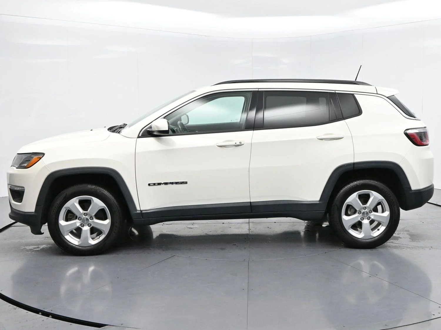 Used 2019 White Clearcoat Jeep Latitude image 4