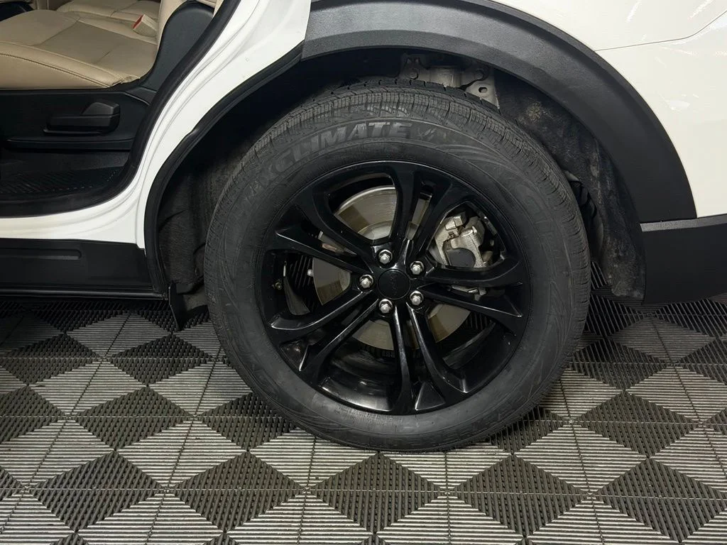 Used 2021 White Ford Limited image 10