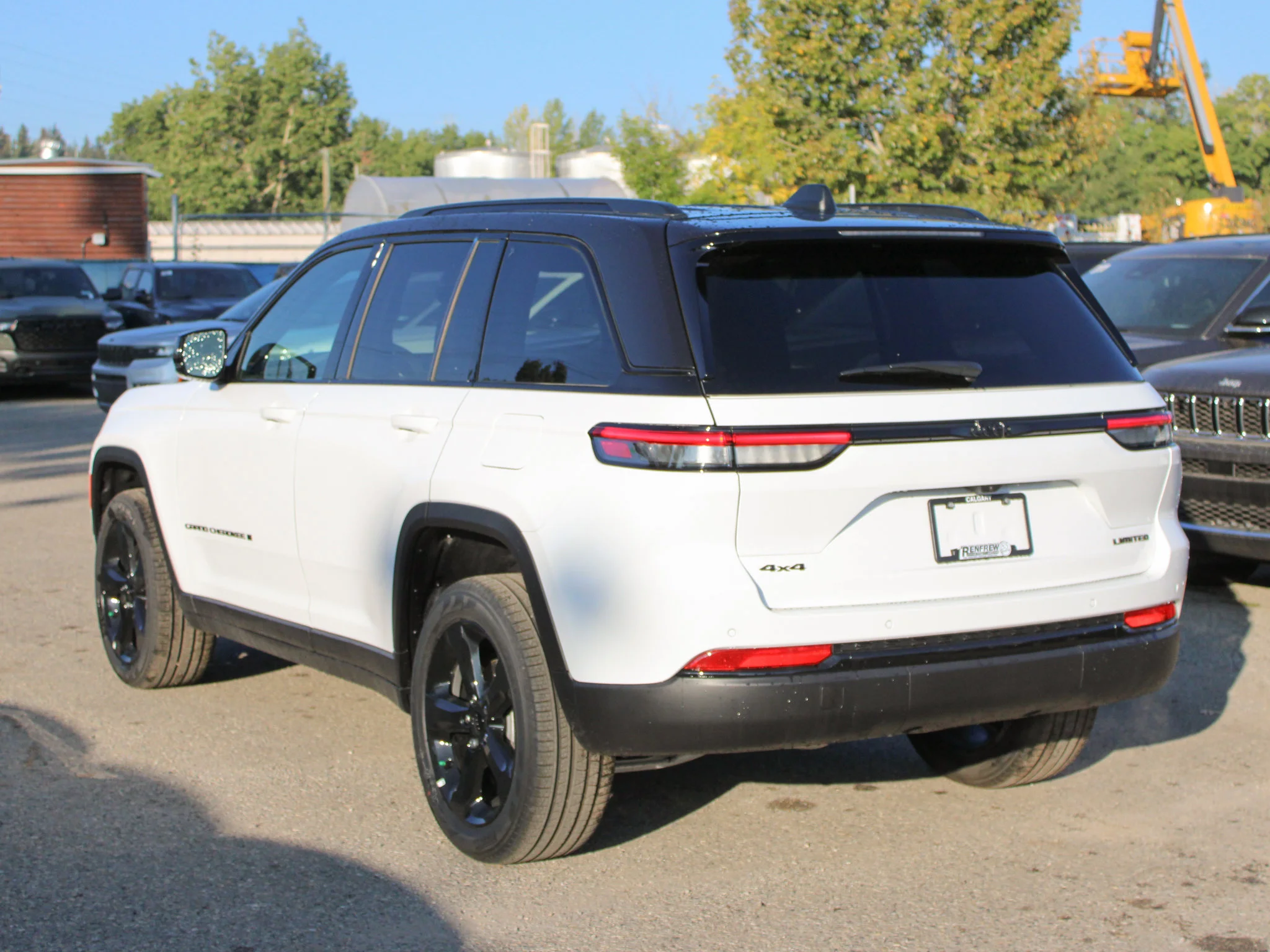Used 2025 White Jeep Limited* 4x4, Panoramic Sunroof, Trailer Tow Package image 3