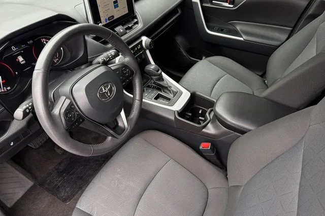 2025 Toyota RAV4 XLE - Photo 11