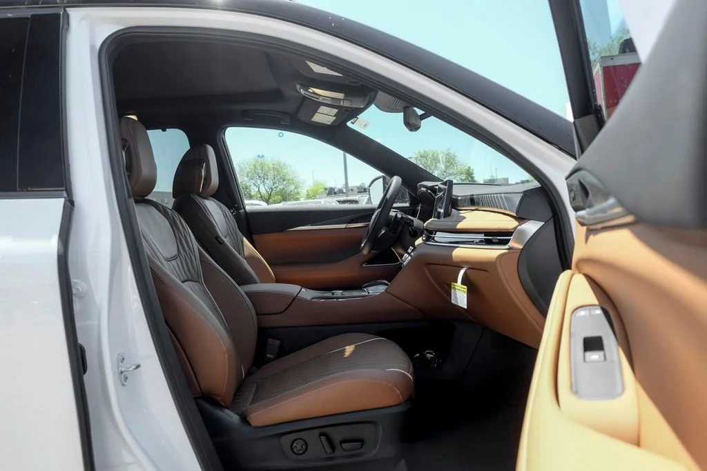 New 2027 2T RAD WHT INFINITI Autograph AWD image 26
