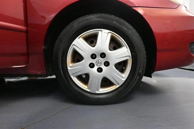 Used 2005 Red Toyota LE image 14