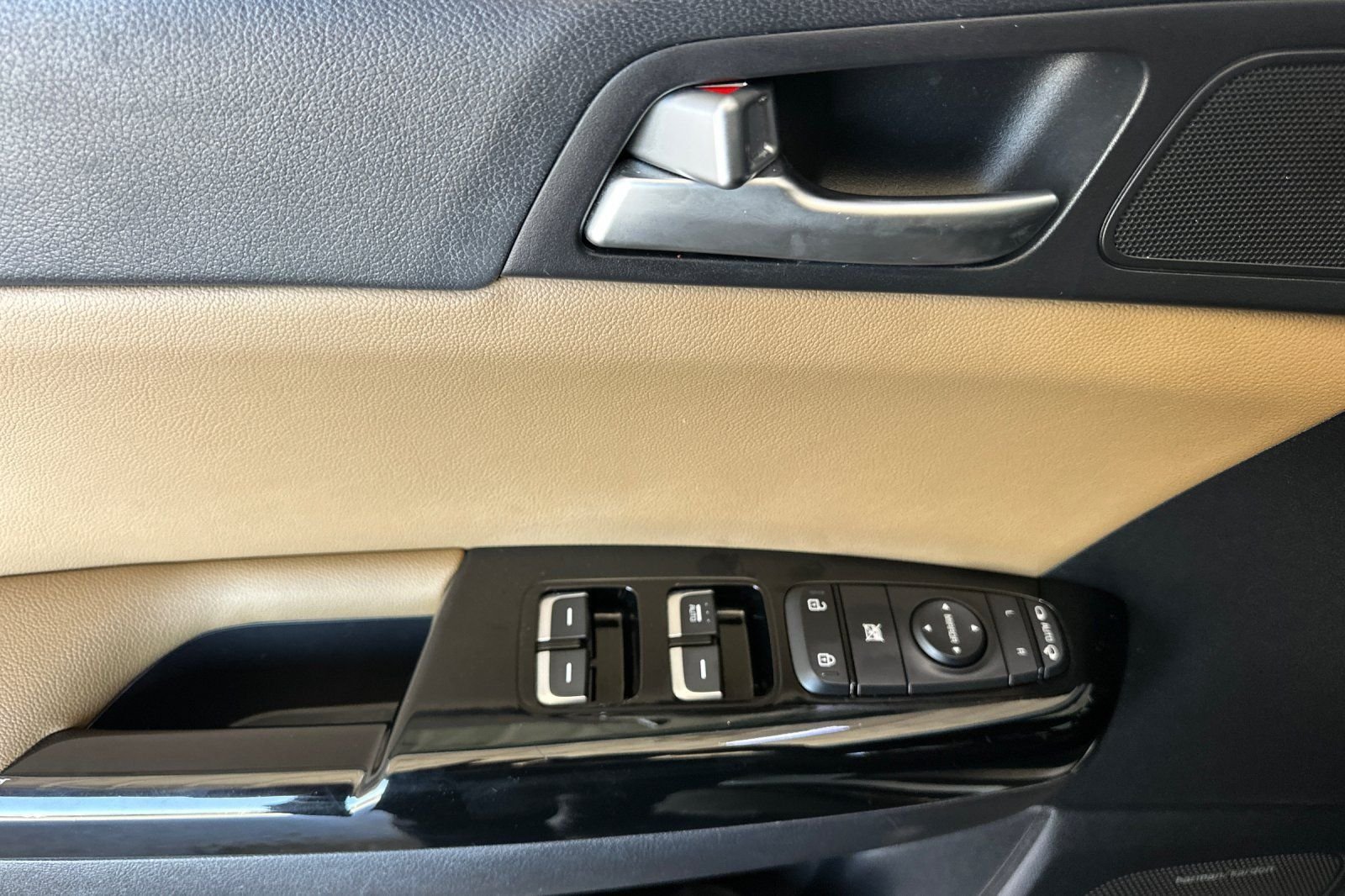 Used 2020 White Kia SX image 11
