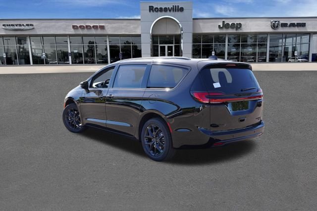New 2027 Diamond Black Crystal Pearl-Coat Exterior Paint Chrysler Limited image 5