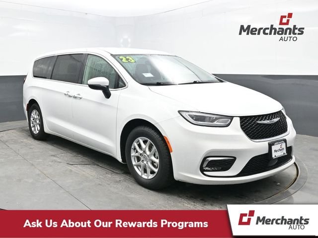 2023 Chrysler Pacifica Touring L's photo
