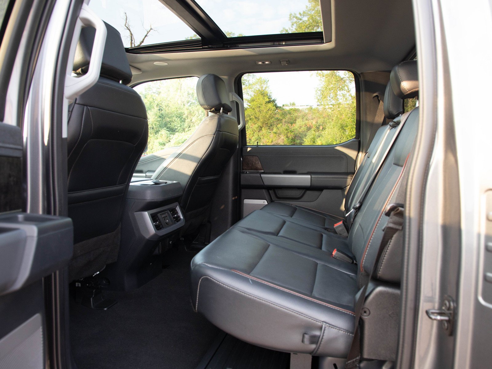 Used 2024  Ford  image 16
