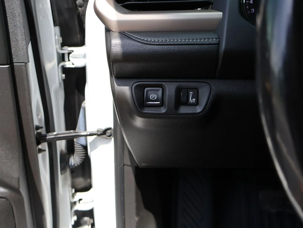 Used 2017 White GMC Denali image 43