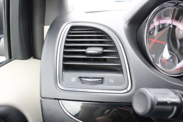 Used 2019 Black Dodge SXT image 7