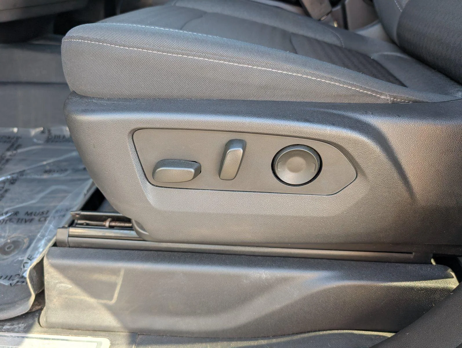 Used 2023 Summit White GMC Elevation image 13