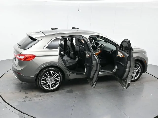 Used 2016 Luxe Metallic Lincoln Reserve image 46