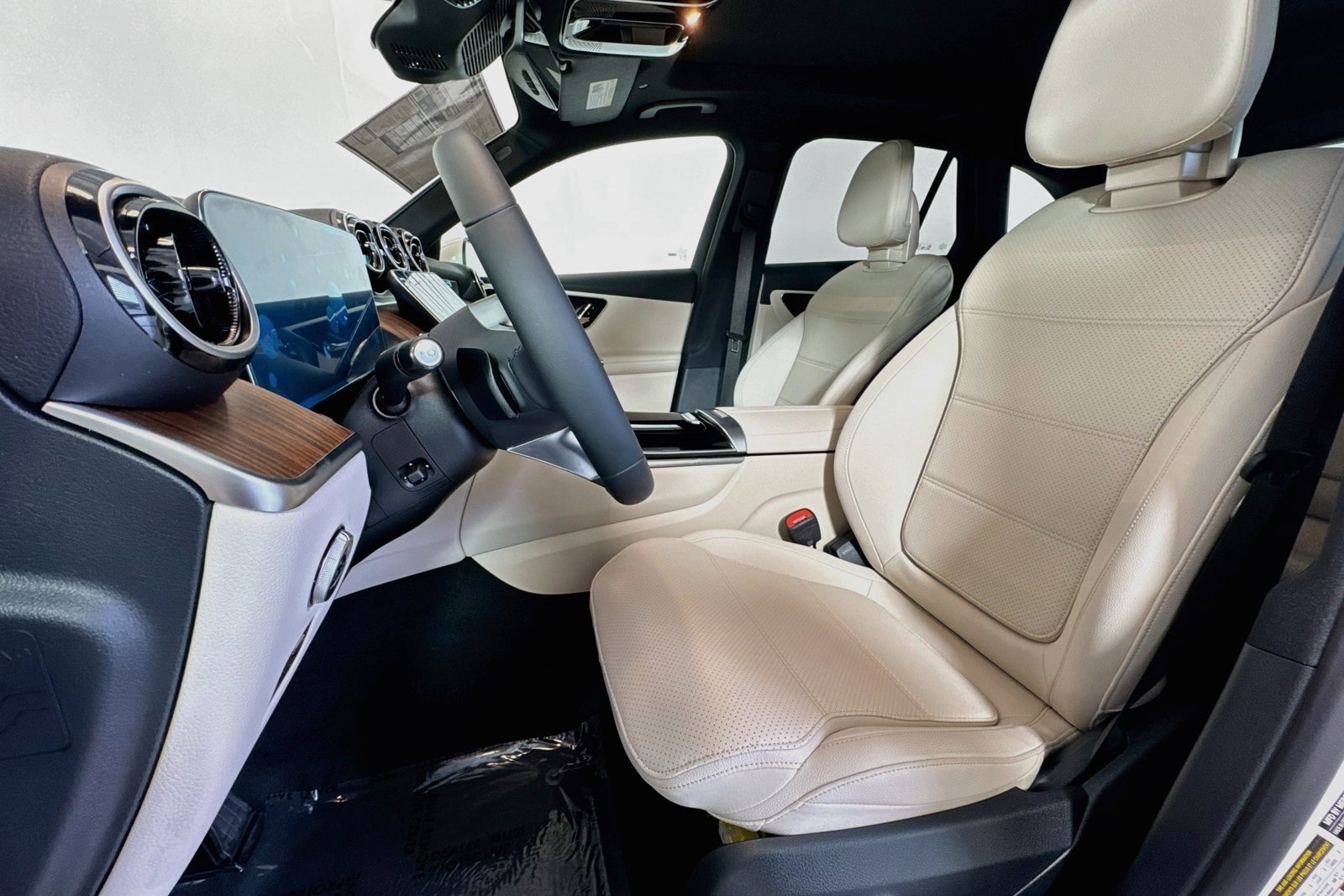 New 2026 Polar White Mercedes-Benz GLC 300 image 18