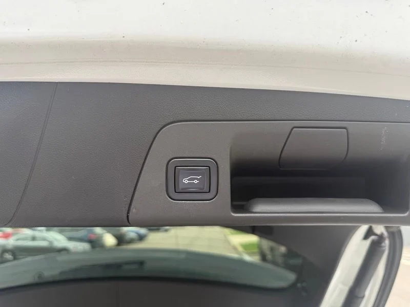 Used 2021 White Buick Essence image 9