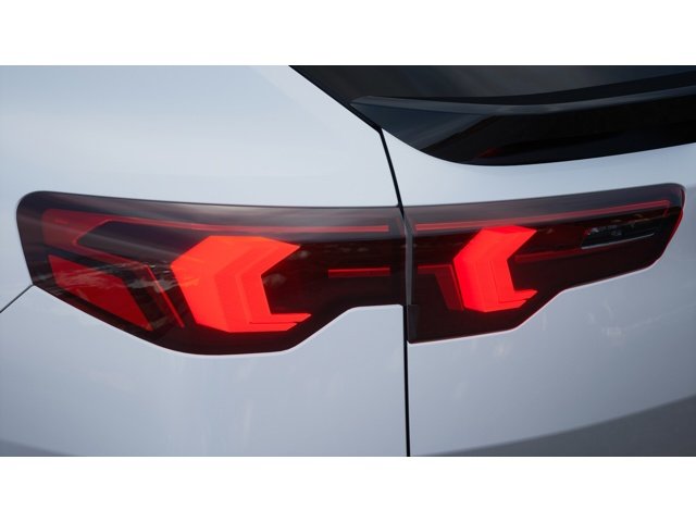 New 2026 Mineral White Metallic BMW xDrive28i image 8