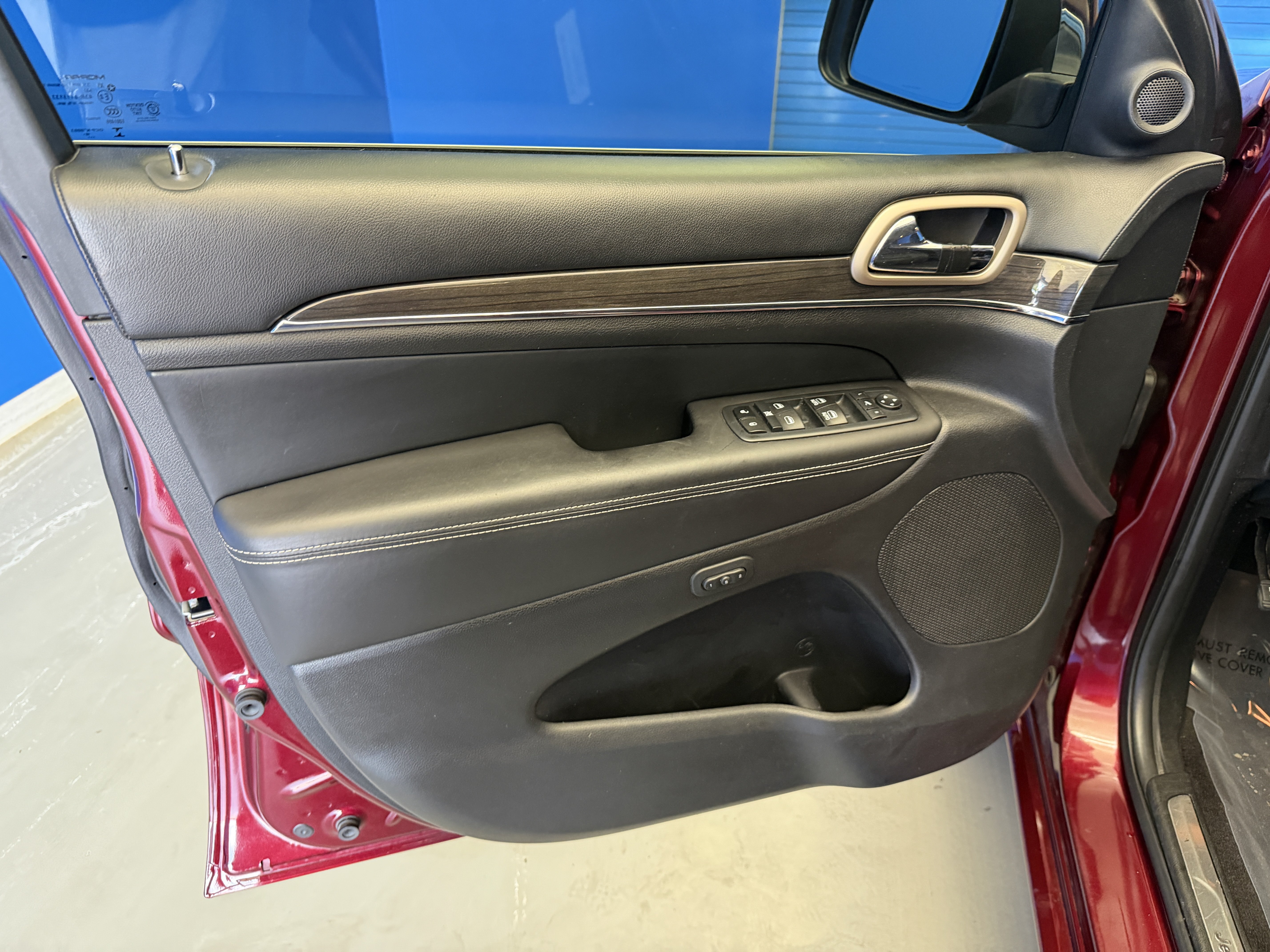 Used 2017 Velvet Red Pearlcoat Jeep Overland image 9