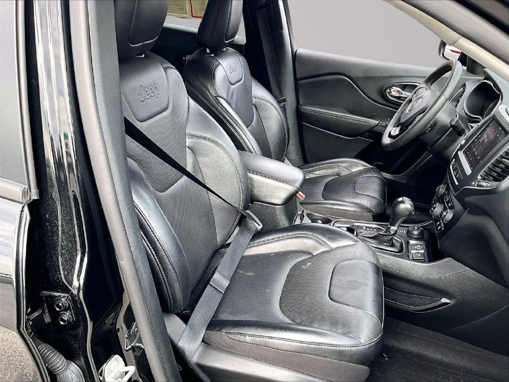 Used 2023 Black Jeep Altitude image 8