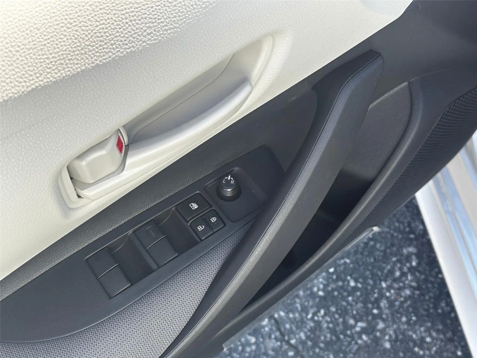 2025 Toyota Corolla LE - Photo 12