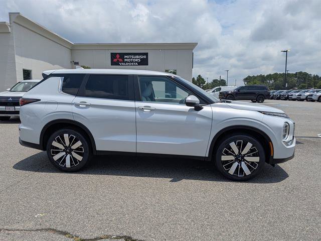 Used 2025 White Diamond Mitsubishi SE image 6