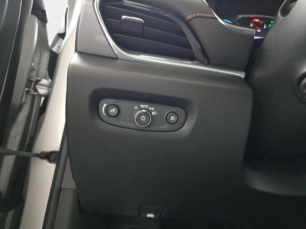 Used 2020 Silver Ice Metallic Chevrolet Premier image 27