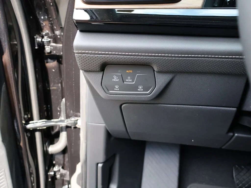 New 2026 Black Volkswagen 2.0T SE w/Technology image 26