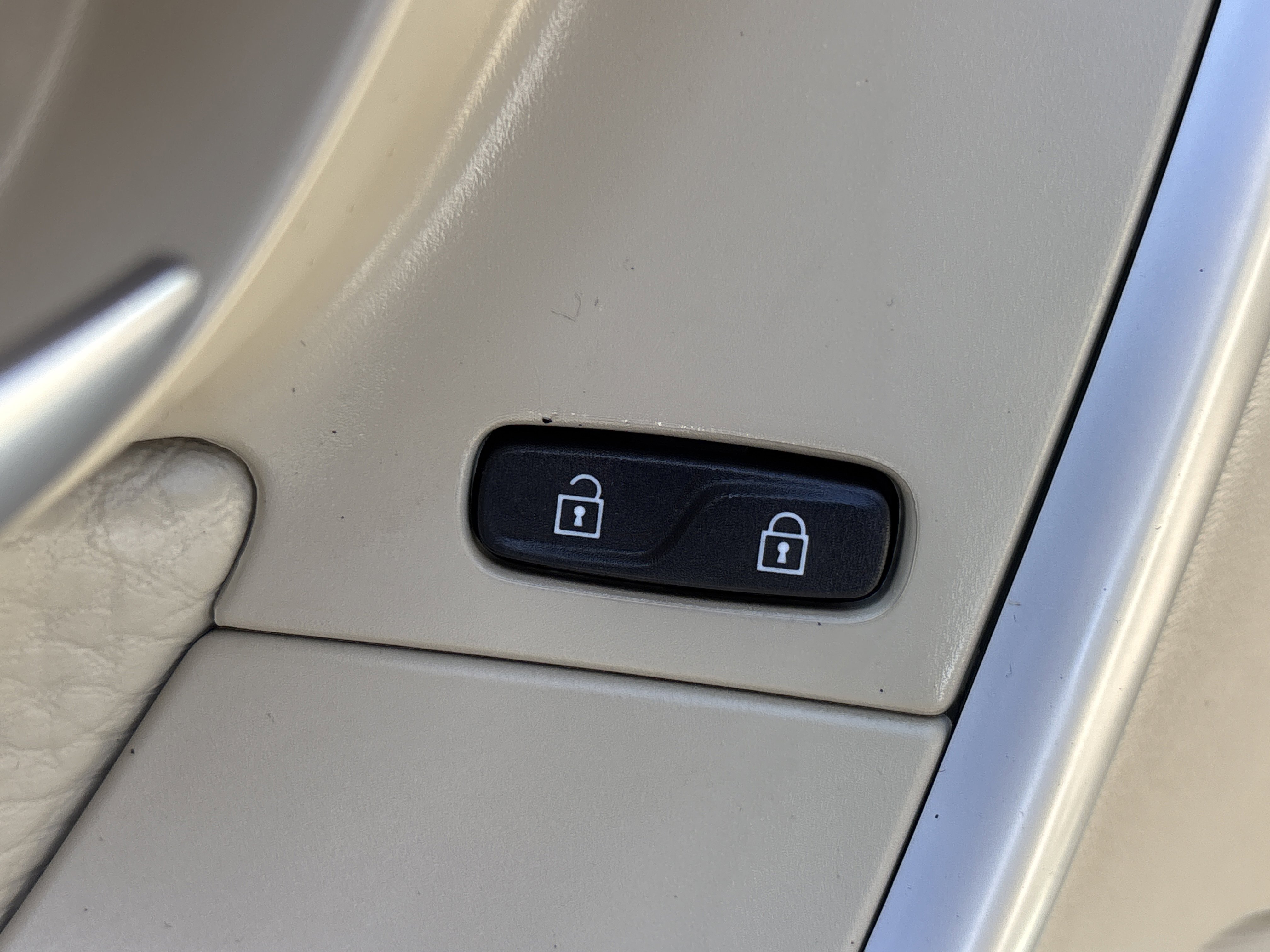 Used 2011 Ice White Volvo 3.0T AWD image 21