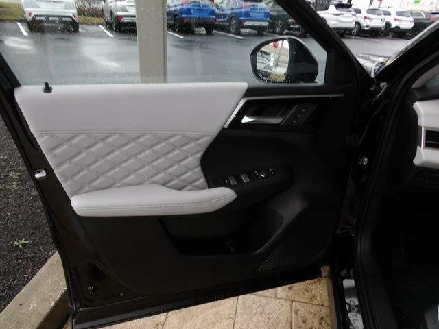 New 2025 Black Diamond/Alloy Silver Roof Mitsubishi SEL Platinum Edition image 19