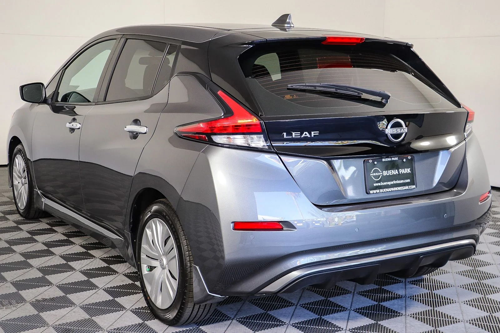 Used 2025 Gray Nissan S image 6