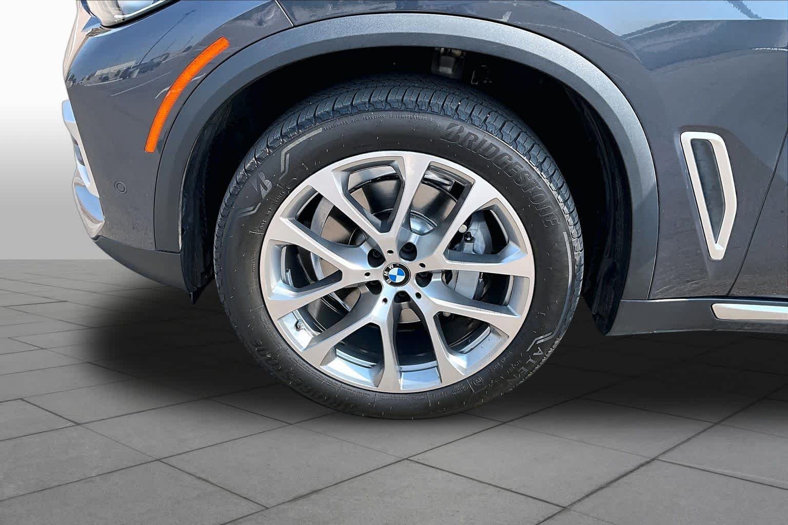 Used 2021 Arctic Gray Metallic BMW xDrive40i image 11