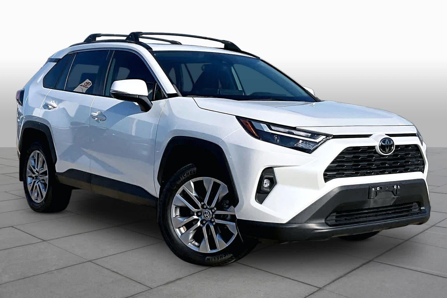 Used 2023 Wind Chill Pearl Toyota XLE Premium image 3