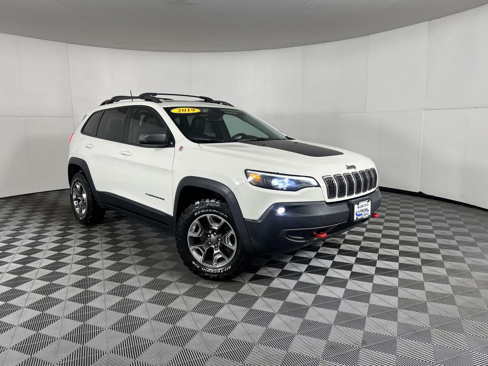 Used 2019 Pearl White Jeep Trailhawk Elite image 3