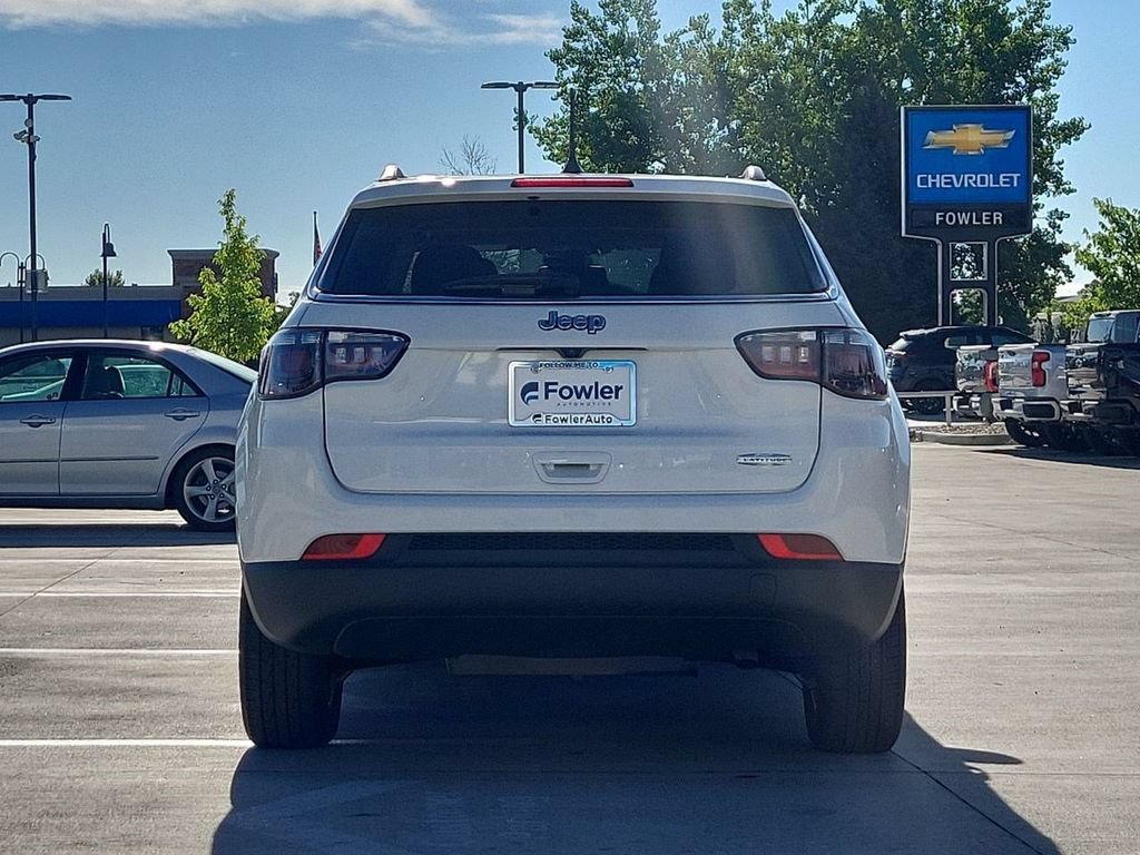 Used 2022 White Jeep Latitude FWD image 7