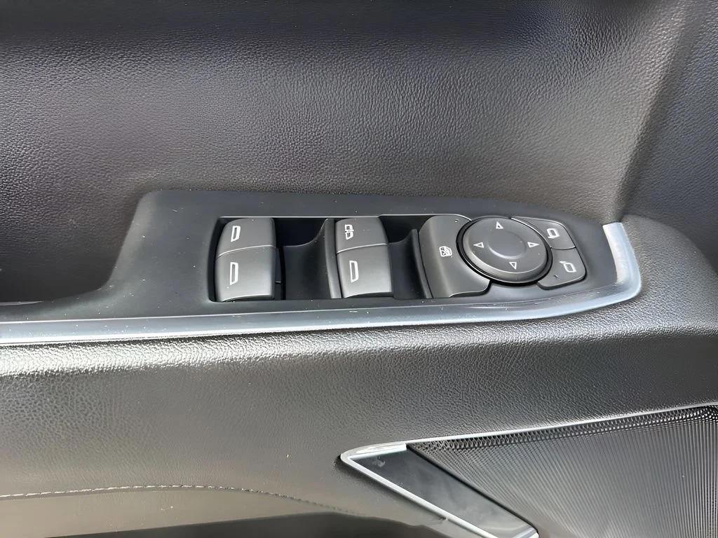 Used 2024 Summit White GMC Elevation image 28