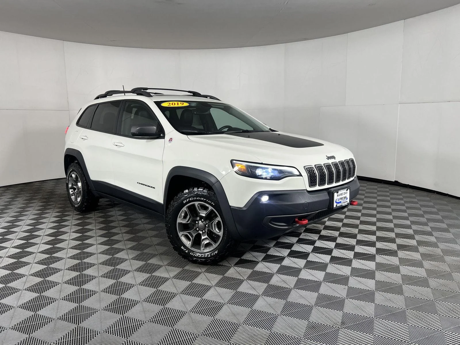 Used 2019 Pearl White Jeep Trailhawk Elite image 3