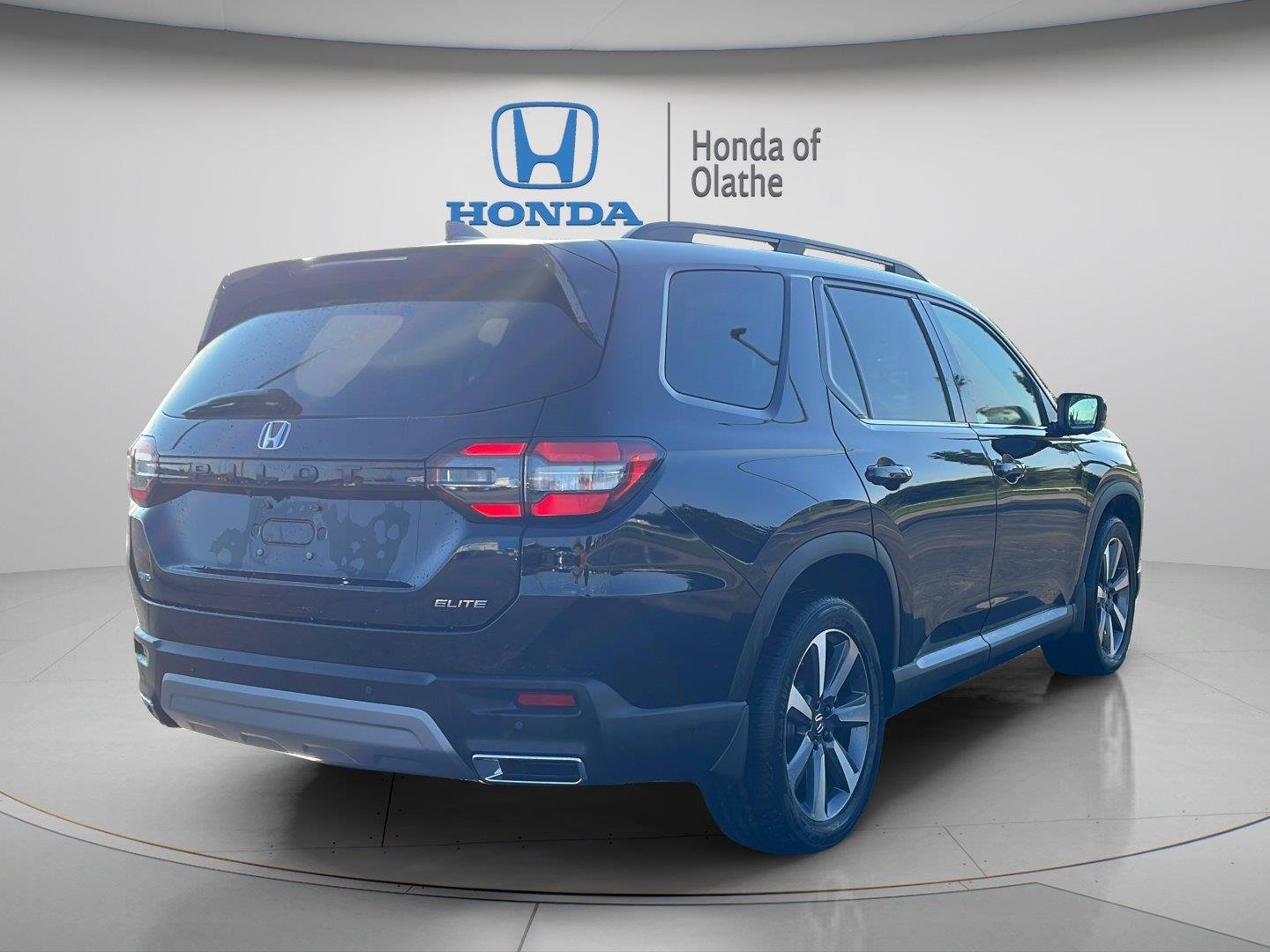 Certified Used 2024 Crystal Black Pearl Honda AWD ELITE image 3