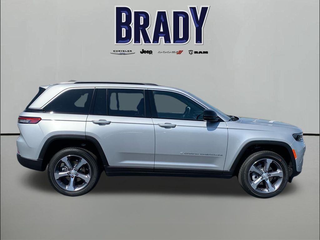 New 2026 Silver Zynith Exterior Paint Jeep Limited image 8