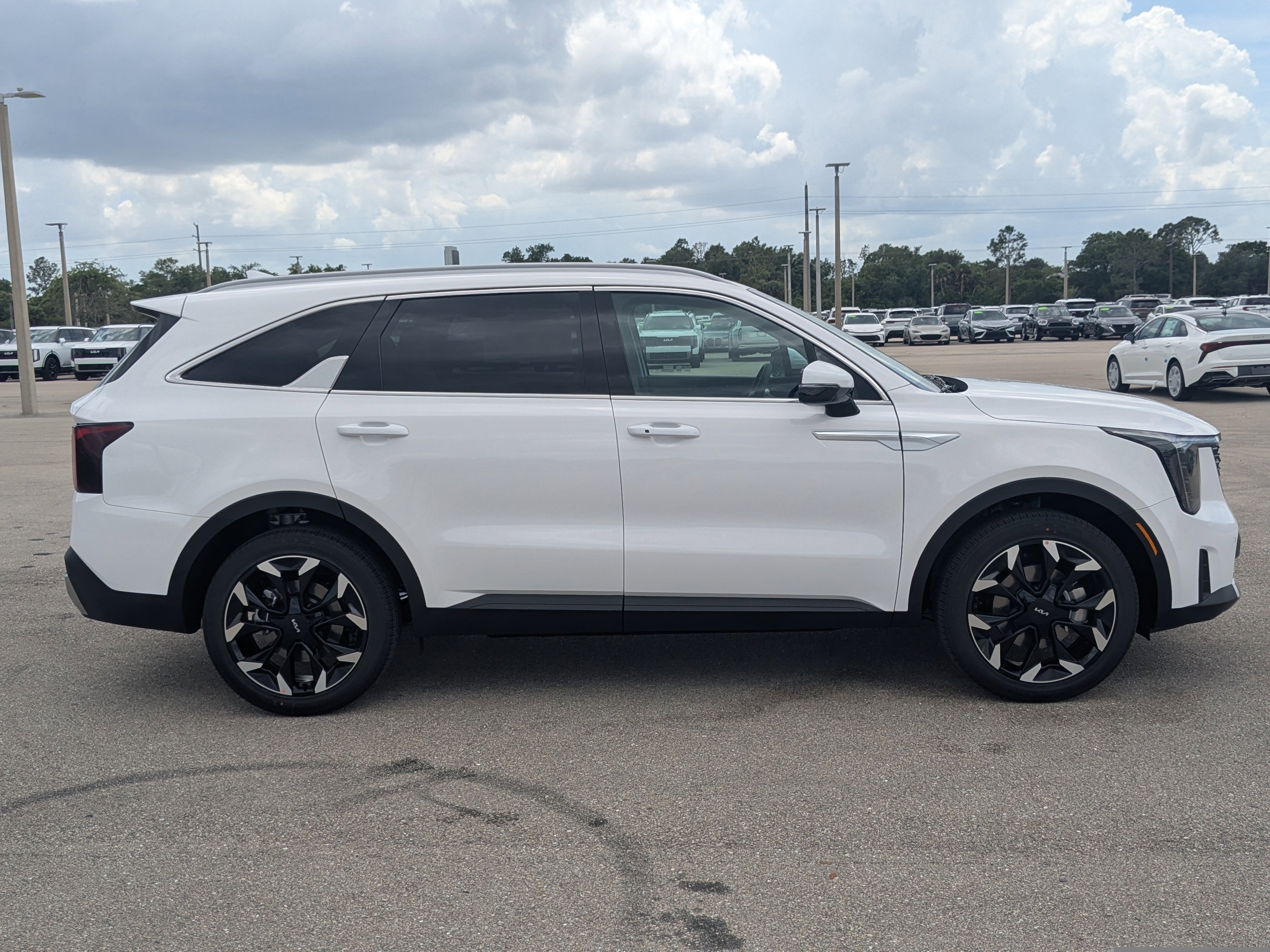 New 2026 Glacial White Pearl Kia EX image 4
