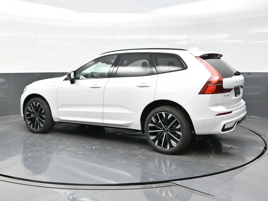 New 2026 White Volvo T8 Ultra image 4