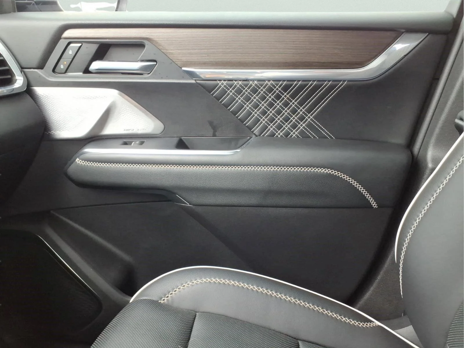 Used 2025 White Frost Tricoat GMC Denali image 27