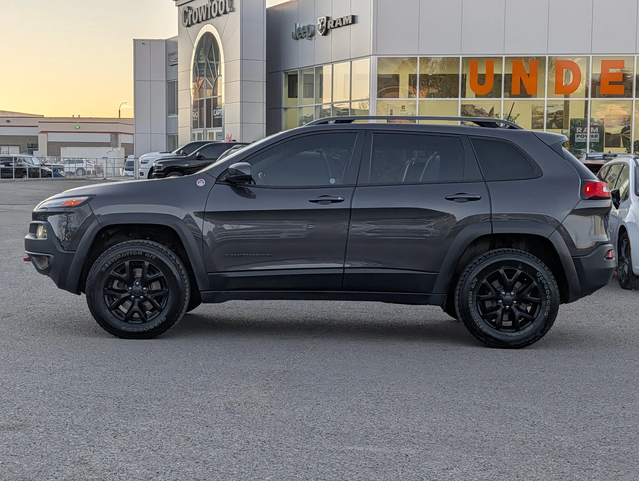 Used 2017 Grey Jeep Trailhawk - Leather - Uconnect 8.4 Touchscree - 4WD 4dr Trailhawk image 5