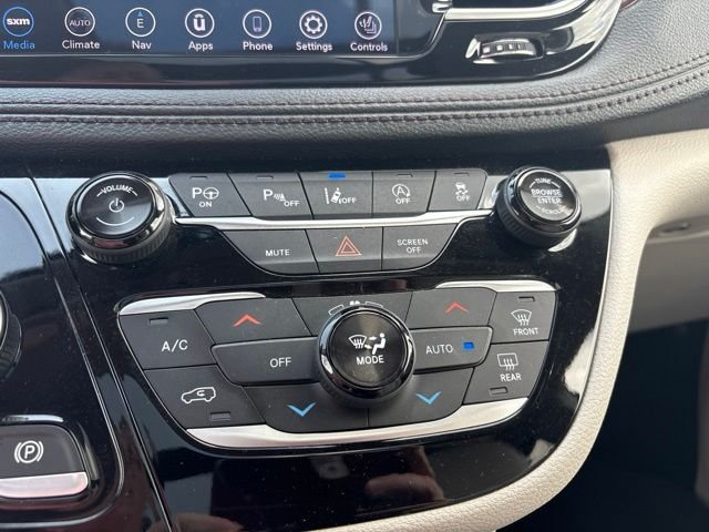 Used 2019 Gray Chrysler Limited image 9