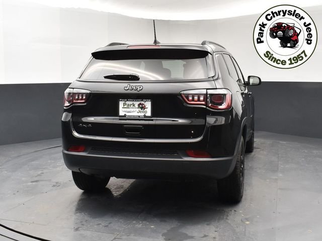 New 2026 Diamond Black Crystal Pearl-Coat Exterior Paint Jeep Latitude image 5