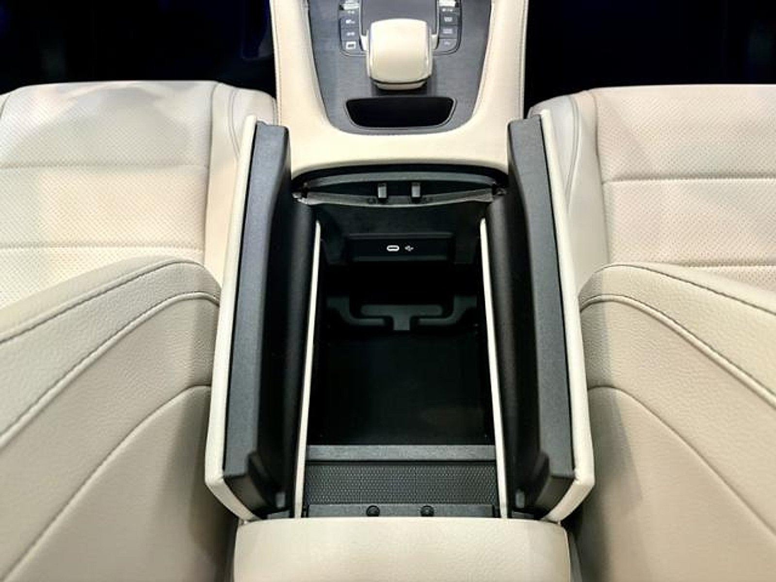 New 2026 MANUFAKTUR Moonlight White Metallic Mercedes-Benz  image 26