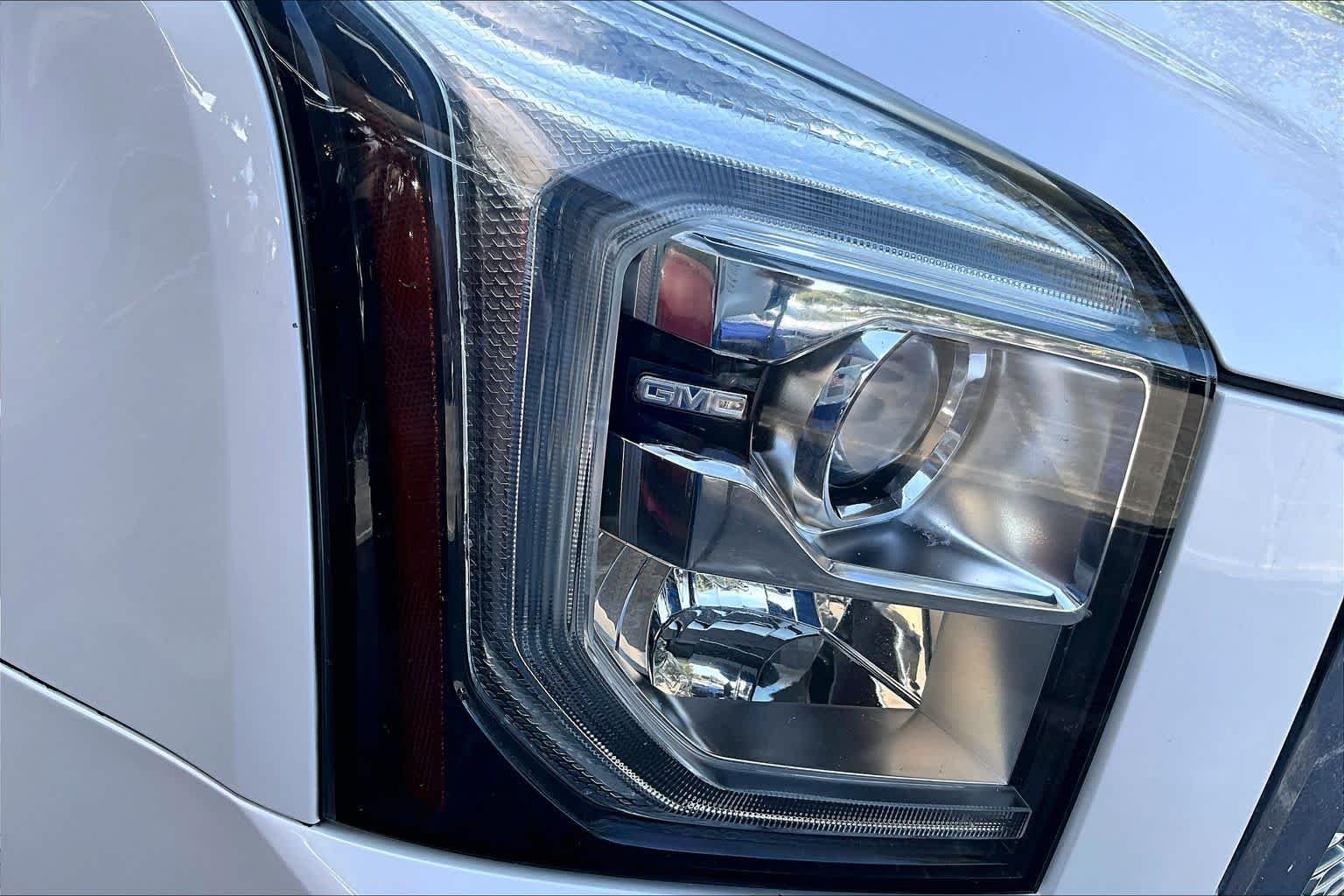 Used 2016 White Frost Tricoat GMC Denali image 28
