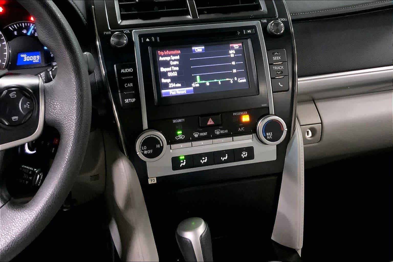 Used 2014 Classic Silver Metallic Toyota LE image 7