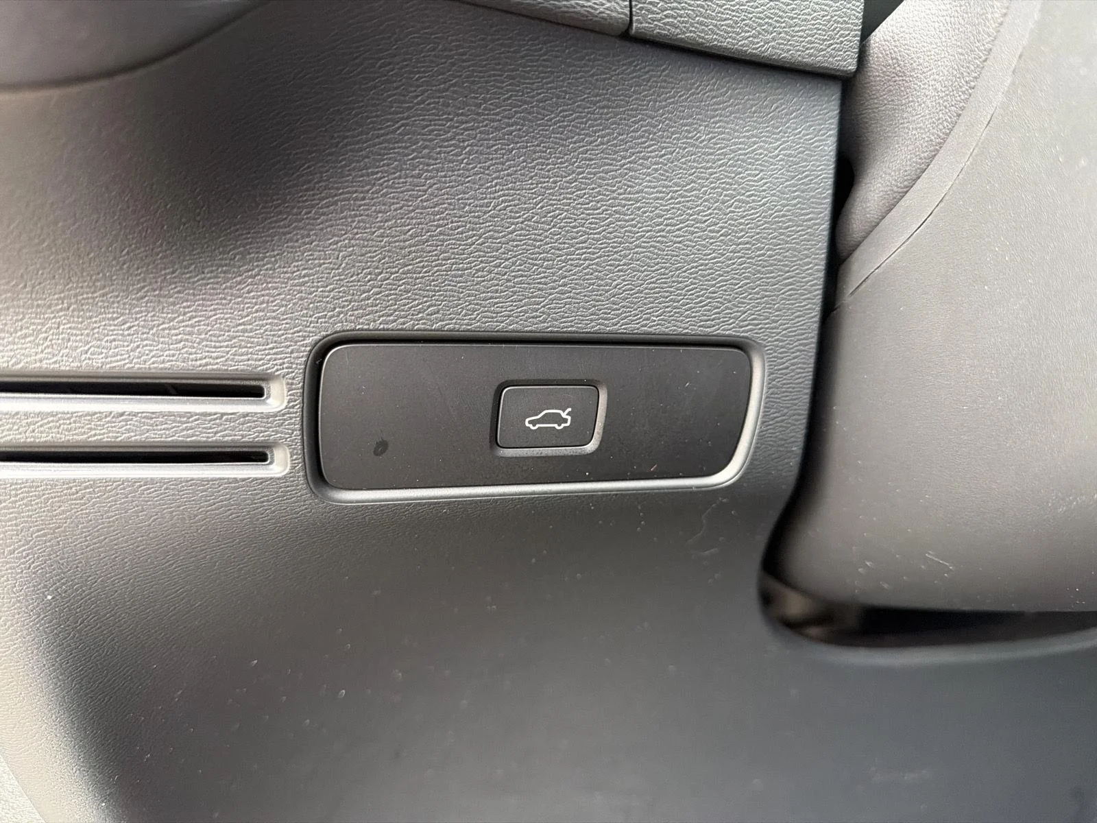 Used 2024 Vapor Grey Metallic Volvo Ultimate Bright Theme image 18
