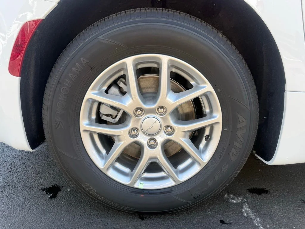 New 2027 Bright White Clear-Coat Exterior Paint Chrysler Select image 52